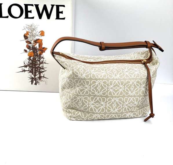 Крутая женская сумочка Loewe