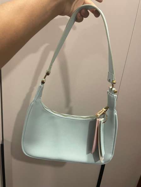 Кожаная сумка багет, голубая