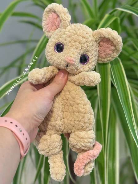 Вязанная игрушка-комфортер Мышка