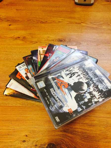 DVD диски с фильмами плюс игра Sims в Москве