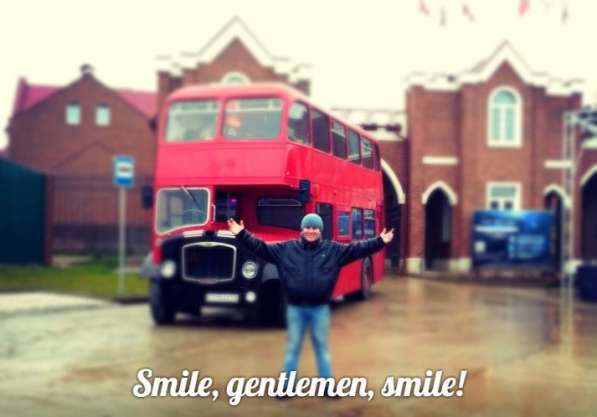 Старинный английский автобус в Москве фото 3