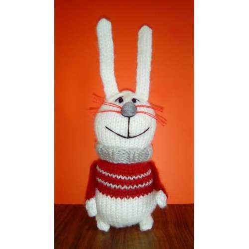 Веселый белый заяц в красном свитерке, вязаная авторская игр