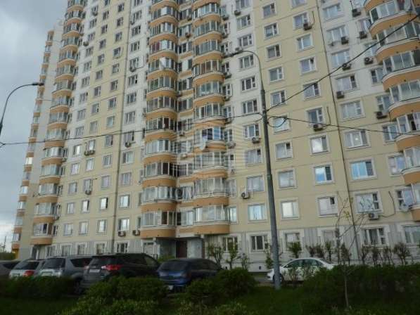 Продам трехкомнатную квартиру в Москве. Этаж 3. Дом панельный. Есть балкон.