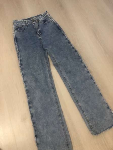 Джинсы голубые с бахромой