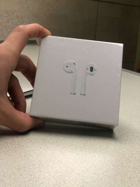 AirPods 2 with Wireless Charging Case