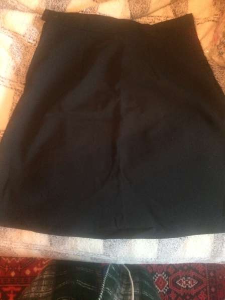 Габардиновая черная юбка с бархатной вишневой вышивкой в Гатчине