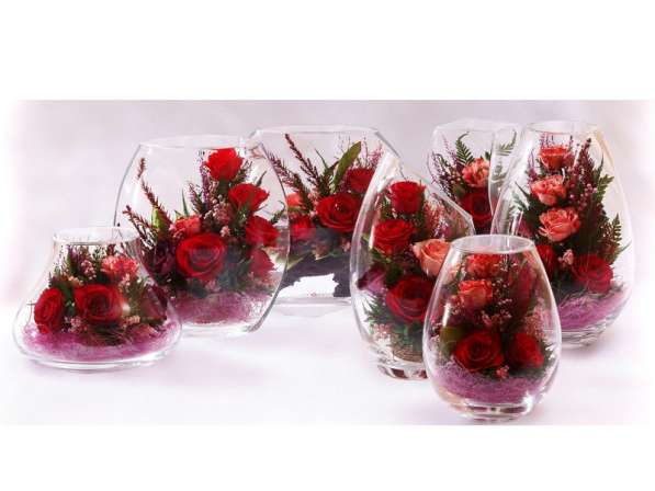 Композиции из живых цветов в герметичных вазах из стекла в Москве