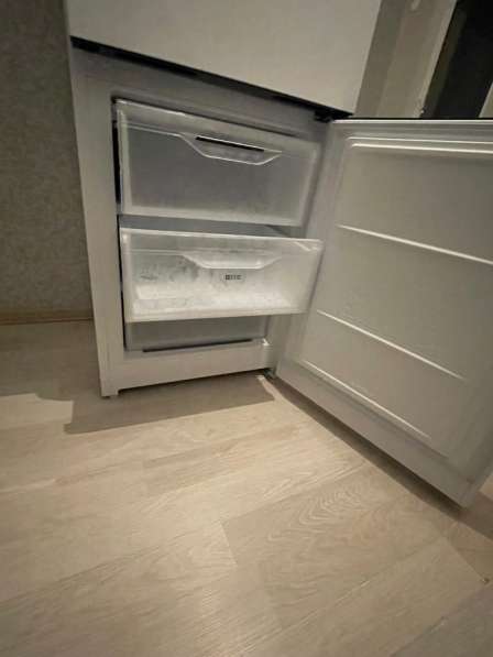 Холодильник Indesit, новый) работал 3 месяца в Москве фото 3