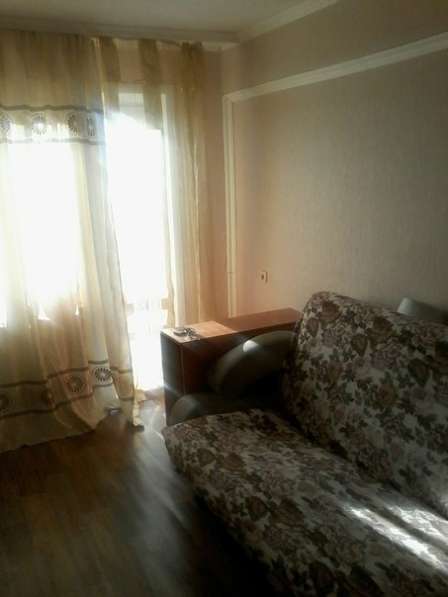 Продается трехкомнатная квартира в городе Шахтинске в фото 3