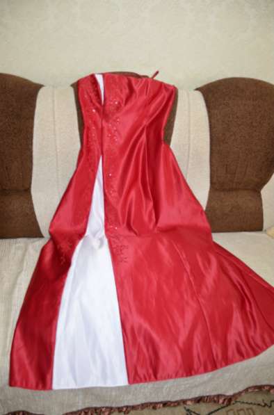 Пышное, атласное платье красного цвета