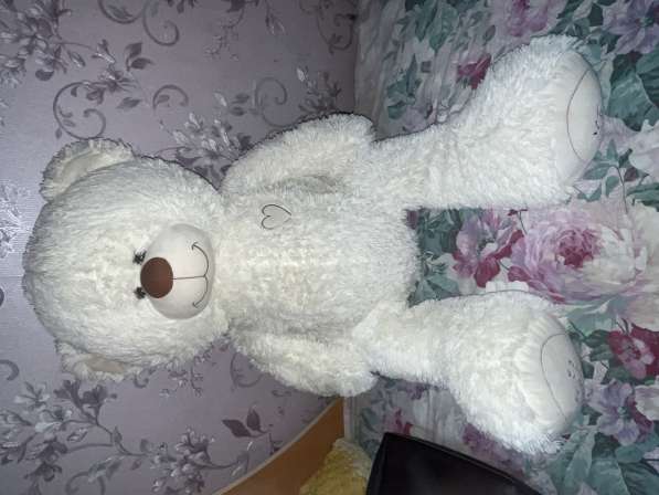 Белый плюшевый медведь