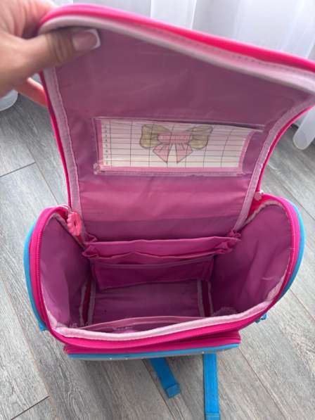 Продам портфель для девочки есть потертости на фото видно в Находке