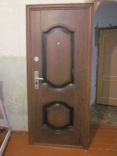 Входная классическая дверь