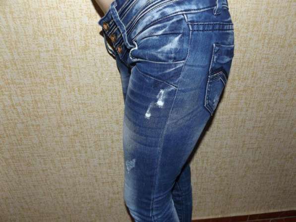 Стильные потертые синие джинсы скины 25 размер в фото 4