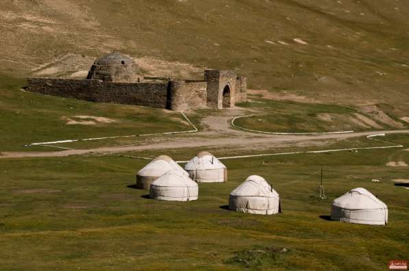 Экскурсионные туры по Кыргызстану Таш-Рабат на высоте 3600 м в фото 3