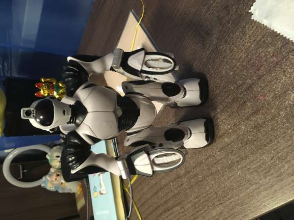 Детская игрушка~робот(без батареек?)