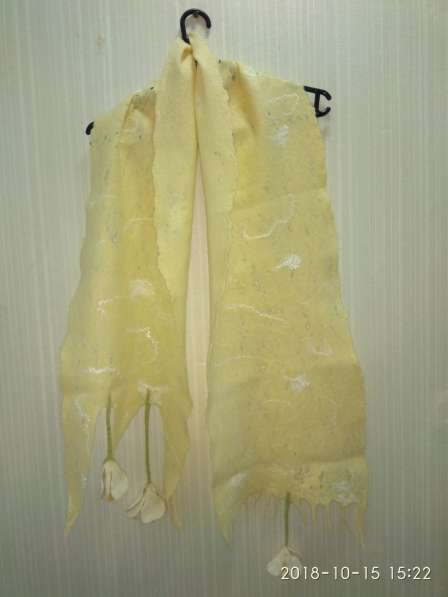 Желтый ажурный шерстяной шарф