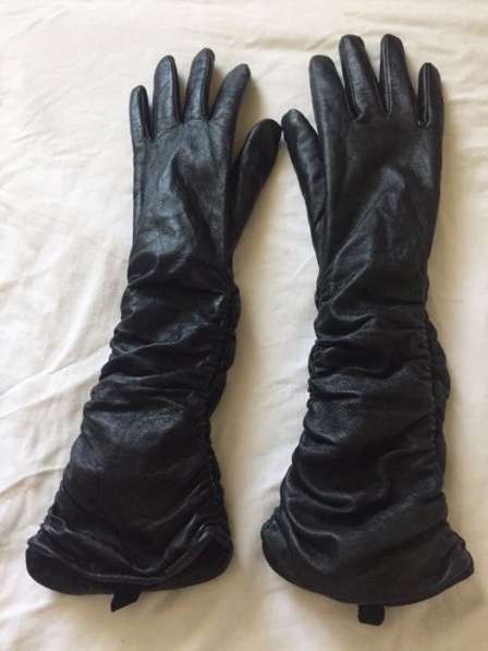 Длинные кожаные перчатки