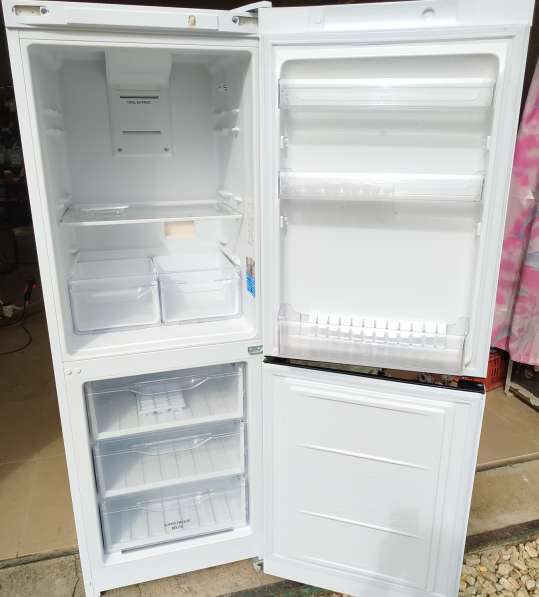 Функциональный двухкамерный холодильник