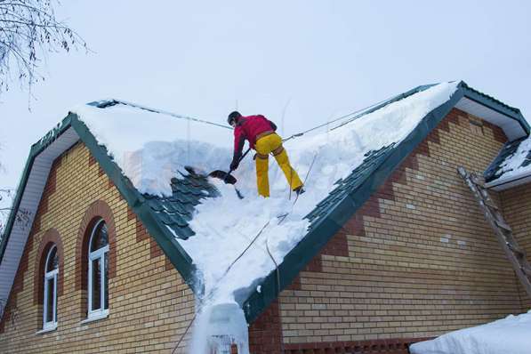 Уборка снега с крыши домов и зданий и другие высотные работы в Перми фото 4