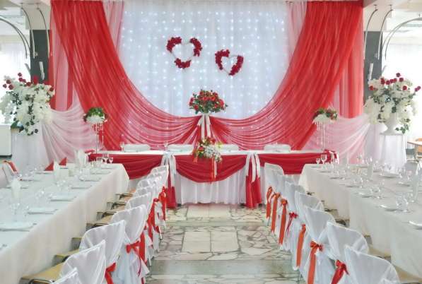 Оформление свадебного зала тканями, цветами, шарами в Пензе фото 18
