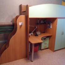 Детский уголок кровать с лестницой+ стол, в Хабаровске