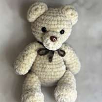 Ручная работа(мишки связанные крючком), в Омске