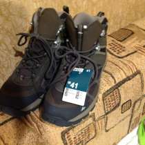 Продаю новые мужские кроссовки Quechua 39-40 размера, в Москве