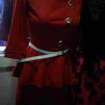Новое красное платье отделка пуговицы, в Липецке
