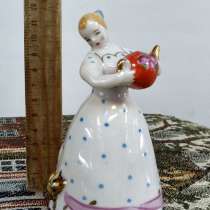 Фарфоровая статуэтка СССР. Девушка с чайником. Дулёво.1987 г, в Москве