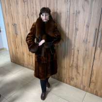 Продаю мутоновую шубу с натуральным мехом, в Астрахани