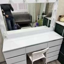 Стол косметический с зеркалом и лампами, в Хабаровске